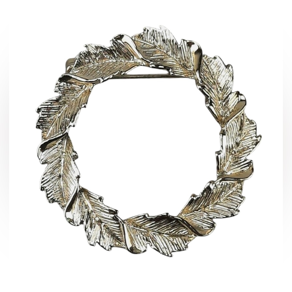 Gerrys Silver Tone Oak Leaf Round Vintage Brooch 25$